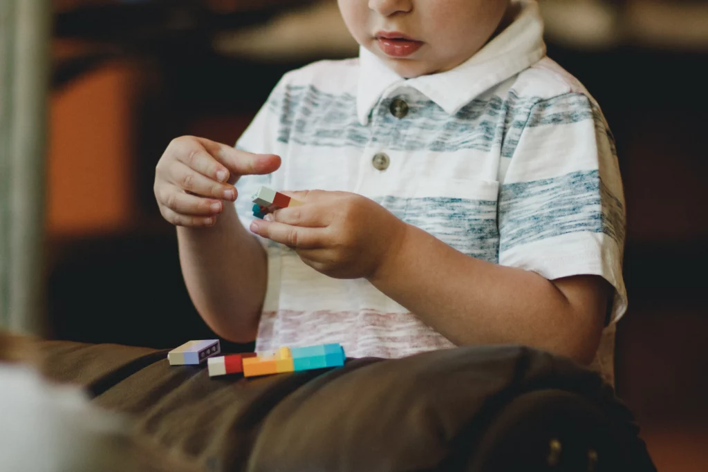 Psychologue angers : enfant qui joue